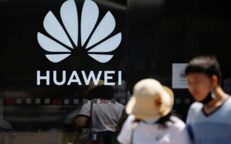 Theo một bản ghi nhớ nội bộ, người sáng lập kiêm Giám đốc điều hành Huawei Ren Zhengfei đã kêu gọi nhân viên công ty "dám dẫn đầu thế giới" trong lĩnh vực phần mềm. Theo Reuters, Ren Zhengfei nói rằng việc phát triển phần mềm về cơ bản “nằm ngoài tầm kiểm soát của Hoa Kỳ, điều này sẽ giúp Huawei độc lập hơn”. Ngoài ra, ông kêu gọi nhân viên “tiếp thu tinh hoa” thông qua cộng đồng mã nguồn mở và tập trung vào việc phát triển hệ điều hành HarmonyOS, hệ thống và sản phẩm điện toán đám mây MindSpore dựa trên AI, và các phần mềm khác.
